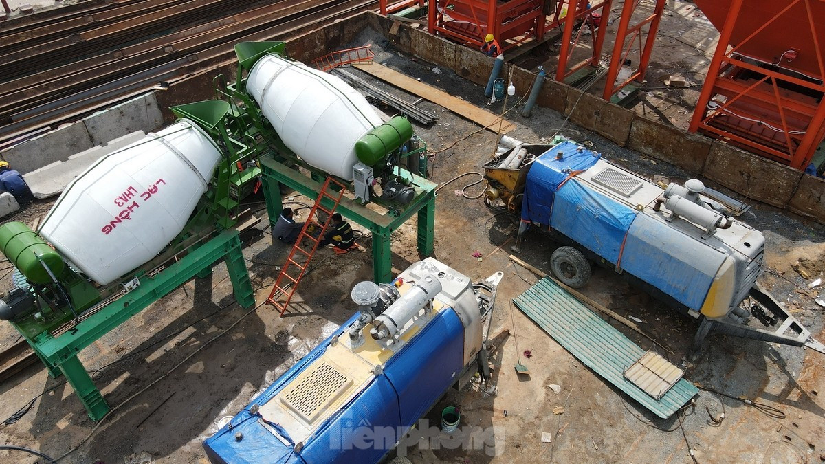 Tại khu vực của dự án chỉ nghe thấy tiếng máy móc khoan, ép cọc để chuẩn bị thi công trụ cầu ở hai phía bờ sông Hồng.