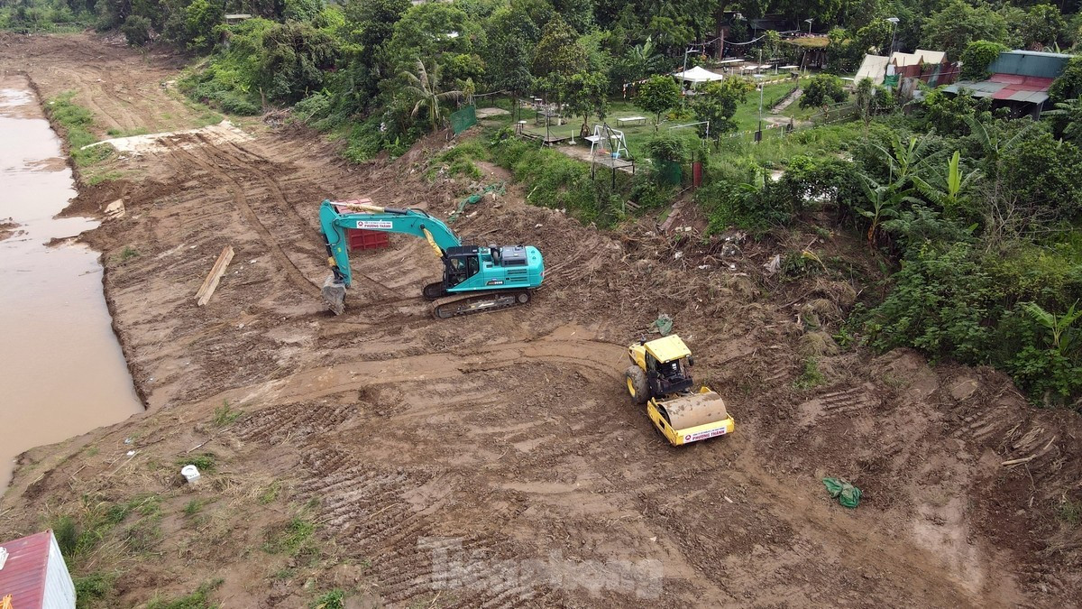 Với sự nỗ lực không ngừng nghỉ của công nhân và máy móc, dự án này chắc chắn sẽ sớm được hoàn thành và đưa vào sử dụng, đáp ứng nhu cầu của người dân và góp phần vào sự phát triển của Thủ đô.