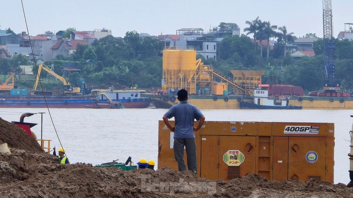 Trên công trường, hàng trăm công nhân đang làm việc, được chia thành nhiều ca kíp để đảm bảo công việc được thực hiện liên tục.