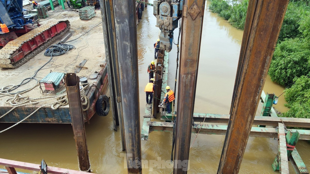 Ghi nhận của phóng viên, sau hơn một tháng khởi công, hiện tại trên công trường xây dựng cầu Tứ Liên cũng đang trở thành một điểm nóng về hoạt động xây dựng tại khu vực Hà Nội với hàng trăm công nhân và máy móc làm việc không ngừng nghỉ.