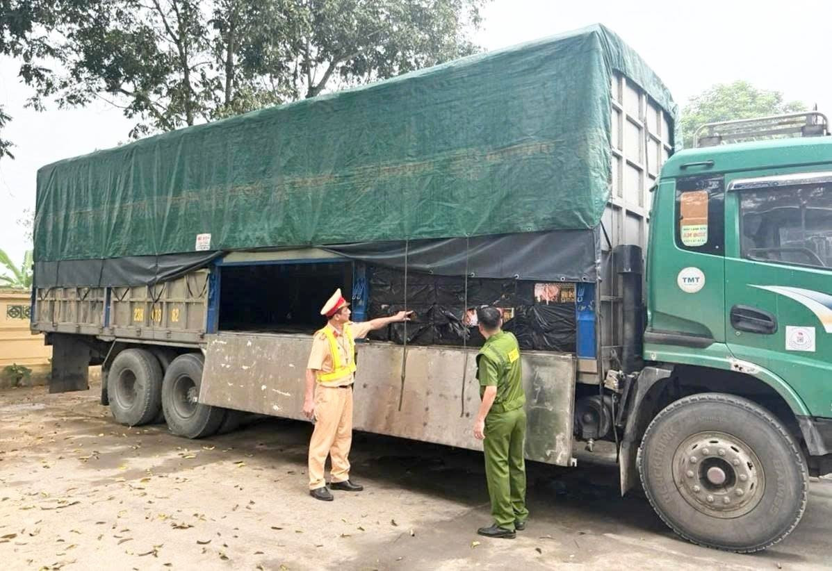 Lực lượng Công an kiểm tra xe vận chuyển lạp xưởng. Ảnh nguồn tienphong.vn