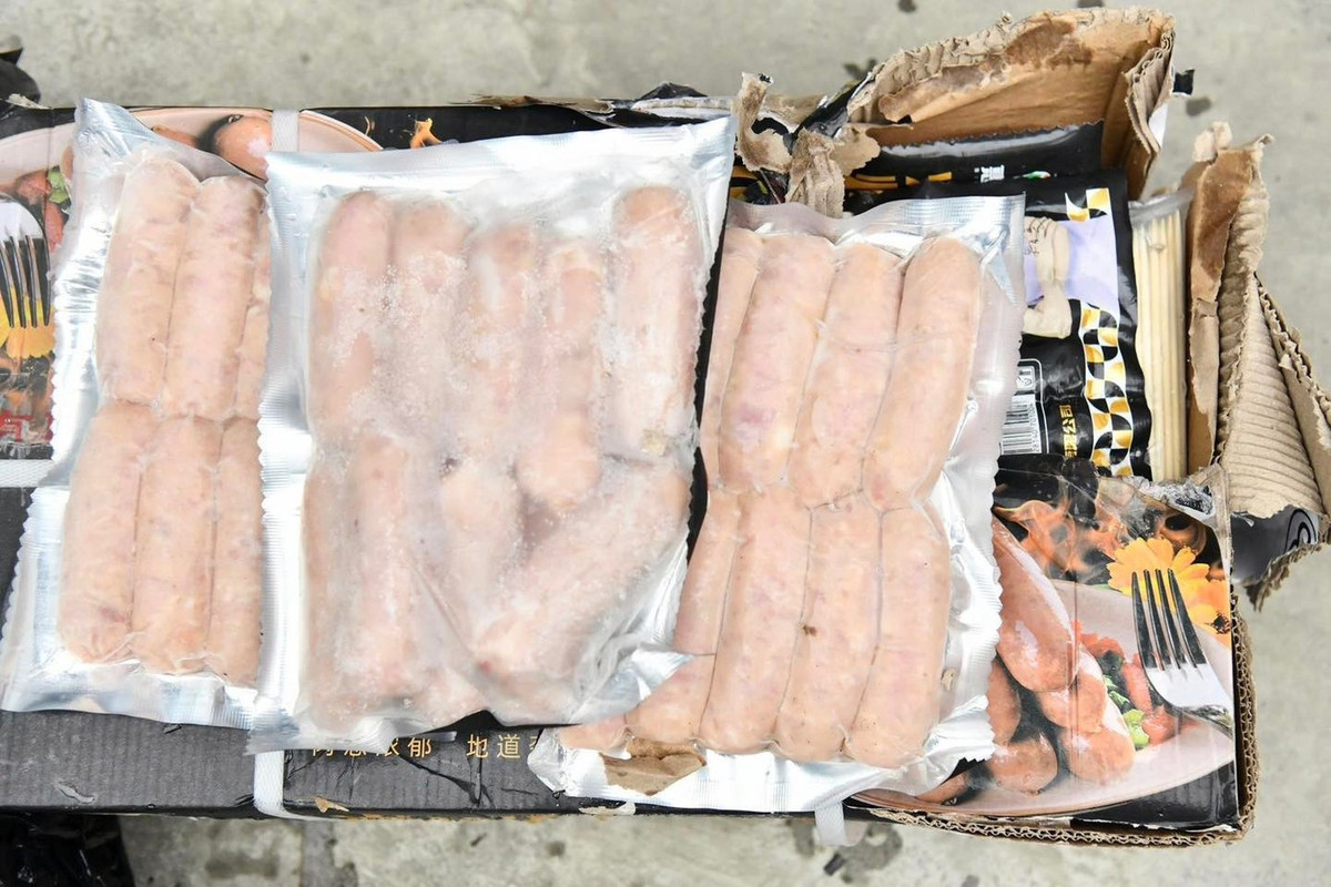 Trên bao bì toàn bộ 5,2 tấn lạp xưởng đều in chữ nước ngoài, không có hóa đơn, chứng từ. Ảnh nguồn tienphong.vn