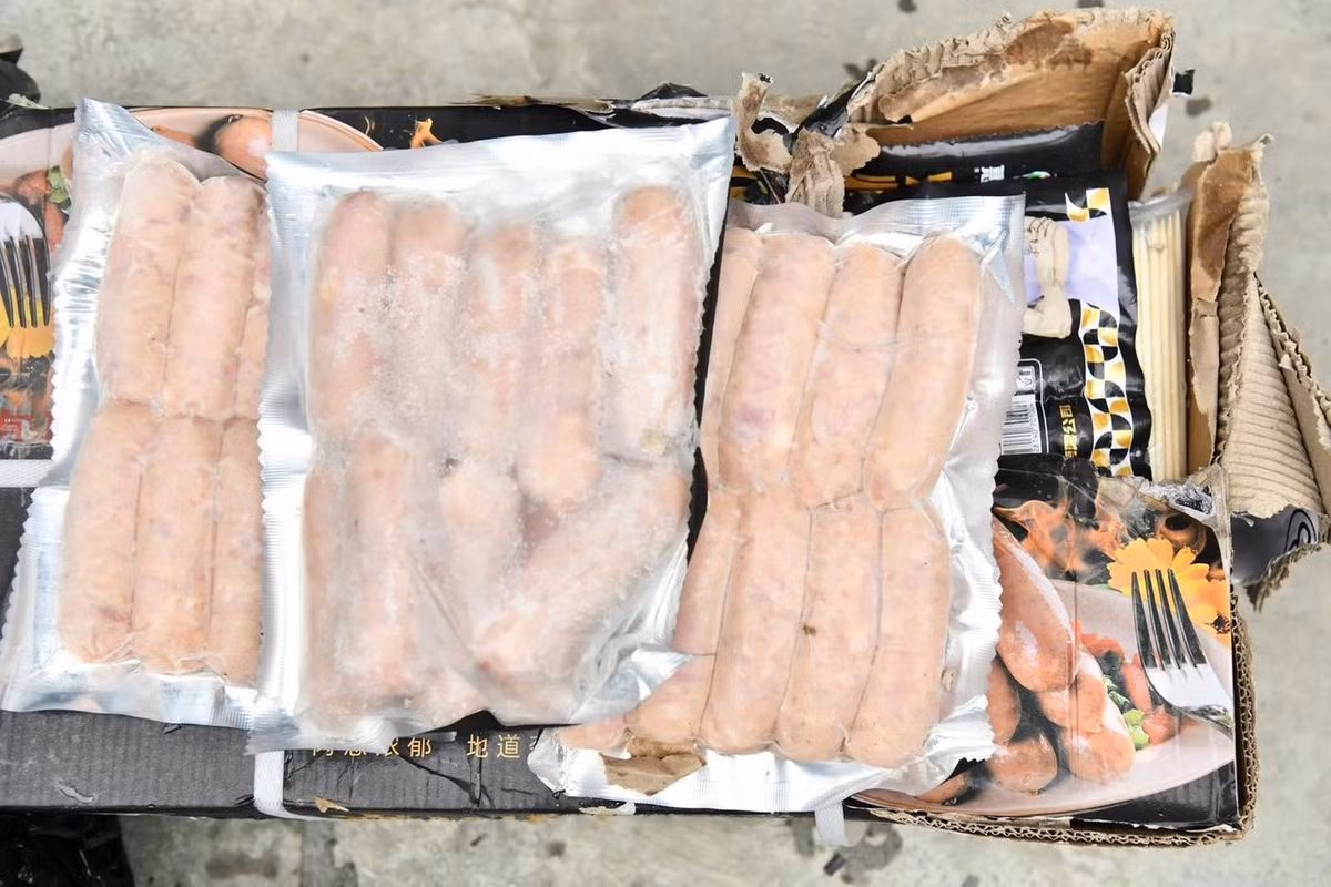 Trên bao bì toàn bộ 5,2 tấn lạp xưởng đều in chữ nước ngoài, không có hóa đơn, chứng từ. Ảnh nguồn tienphong.vn