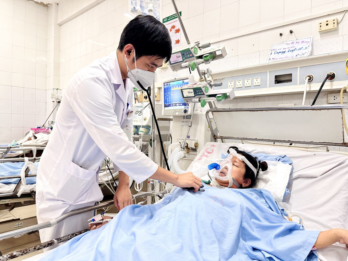 Bệnh nhân Kim Thị Mỹ P. được chăm sóc tích cực sau phẫu thuật. Ảnh BV