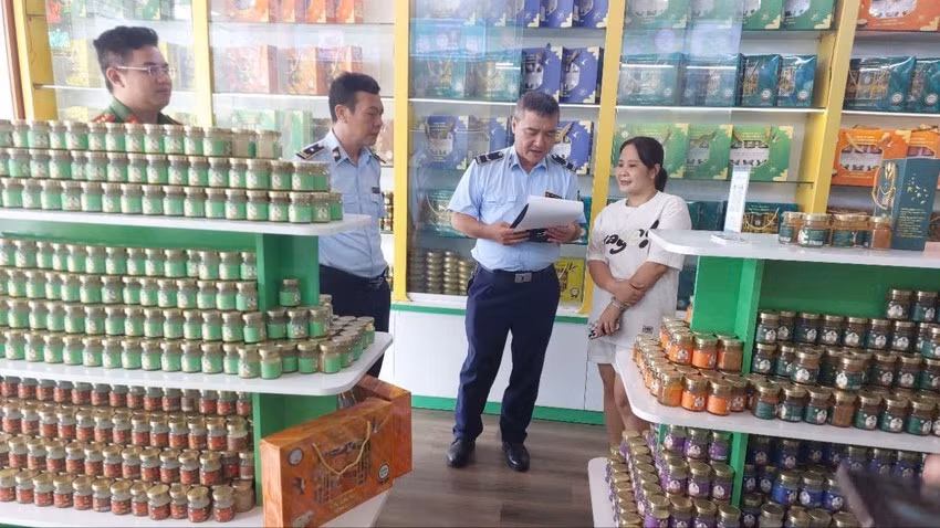 Lực lượng chức năng tỉnh Phú Thọ kiểm tra đột xuất tại Công ty TNHH Yến sào Tuấn Dương &amp; TKT và địa điểm kinh doanh tại huyện Thanh Sơn và TP Việt Trì. Ảnh: QLTT Phú Thọ