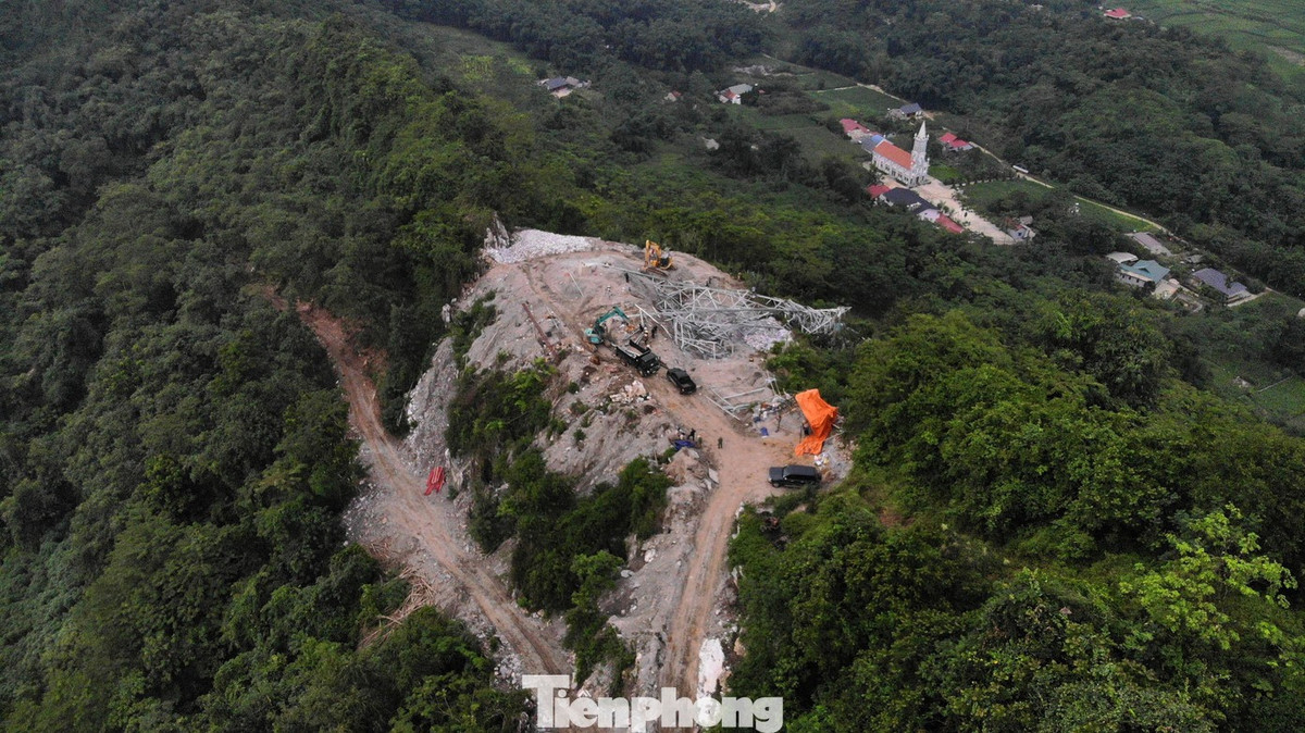 Cột bị đổ thuộc gói thầu số 3HH-DZ500LC, do liên danh Công ty Cổ phần Xây dựng Hùng An và Công ty Cổ phần Việt Vương thi công. Gói thầu này bao gồm việc cung cấp cột thép và xây lắp tuyến đường dây từ vị trí VT99 đến VT149, với tổng giá trị trúng thầu hơn 423 tỷ đồng. Các thông tin được công bố cho thấy Công ty Cổ phần Xây dựng Hùng An có trụ sở tại Nghi Lộc, Nghệ An, là nhà thầu quen mặt của ngành điện. Còn Công ty Cổ phần Việt Vương là doanh nghiệp chuyên cung cấp các cấu kiện làm trụ điện, trụ trạm BTS... cũng là nhà thầu thường xuyên tham gia các dự án của ngành điện trong những năm gần đây. Tuy nhiên, chưa có thông tin chính thức về việc sản phẩm của công ty Cổ phần Việt Vương có được cung cấp vào dự án đường dây 500kV Lào Cai - Vĩnh Yên này hay không.