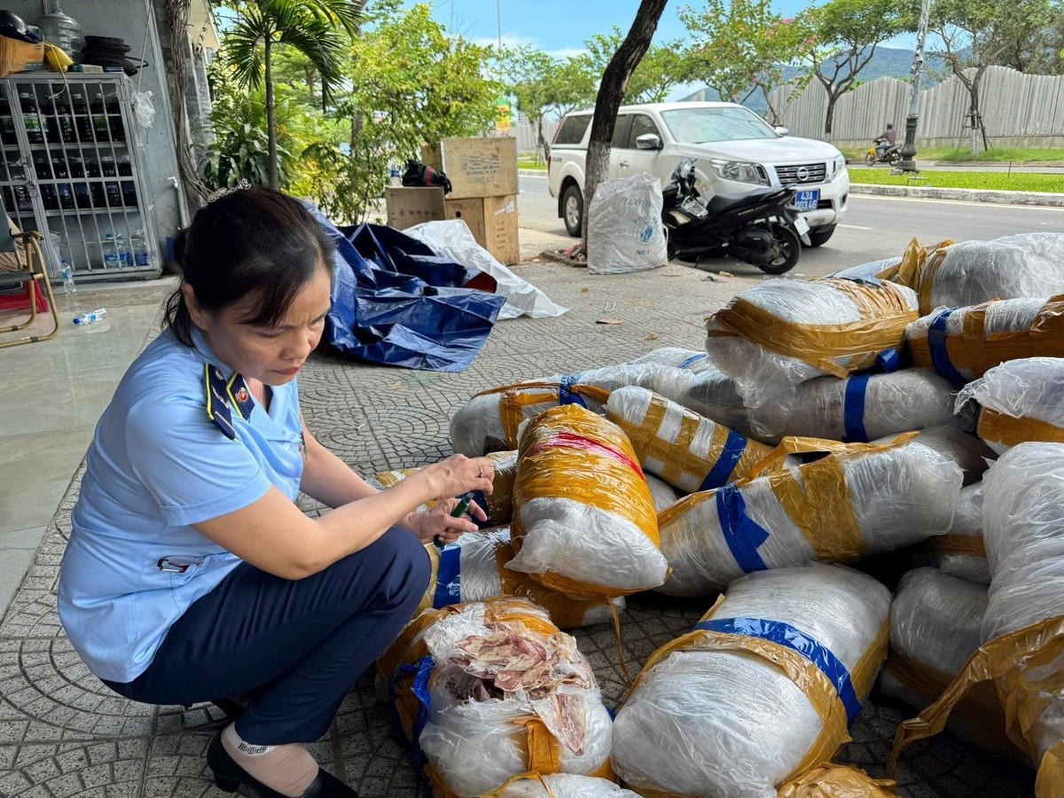 Khoảng 700 kg mực khô nghi không đảm bảo an toàn thực phẩm bị bỏ lại tại khu vực vỉa hè đường Chu Huy Mân/ Ảnh Chi cục Quản lý thị trường Đà Nẵng