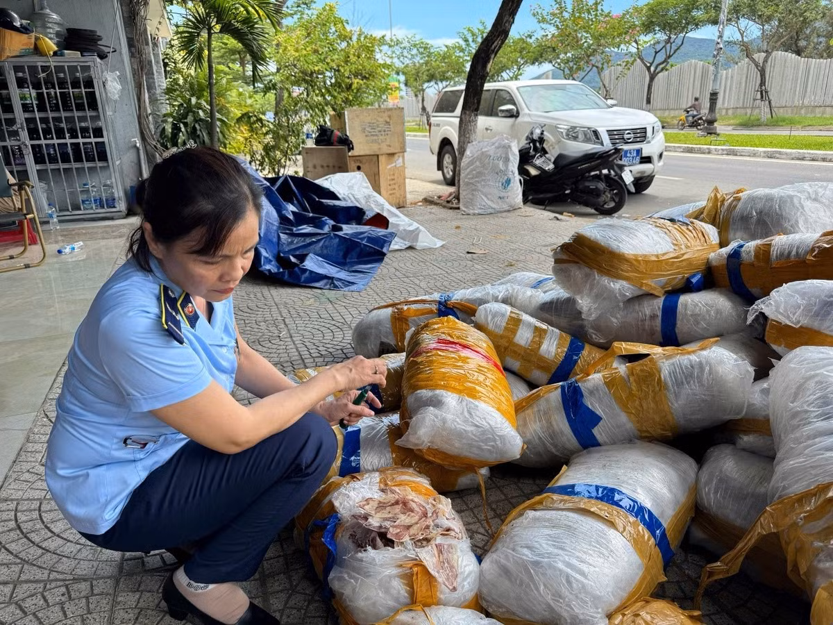 Khoảng 700 kg mực khô nghi không đảm bảo an toàn thực phẩm bị bỏ lại tại khu vực vỉa hè đường Chu Huy Mân/ Ảnh Chi cục Quản lý thị trường Đà Nẵng