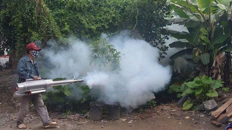 Ngành Y tế Hà Nội tổ chức phun hóa chất phòng, chống bệnh sốt xuất huyết trên địa bàn. Ảnh: nhandan.com.vn