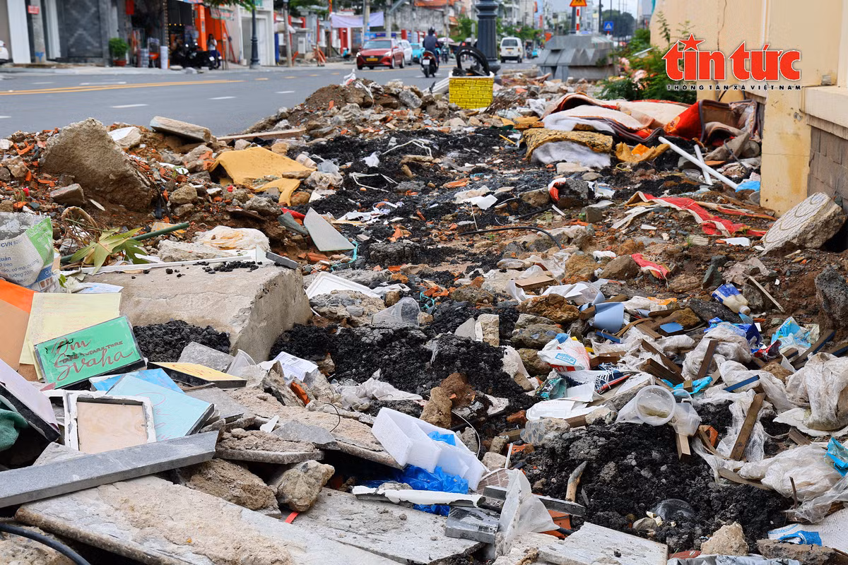 Vỉa hè biến thành bãi rác với đủ loại vật liệu xây dựng và rác thải sinh hoạt.