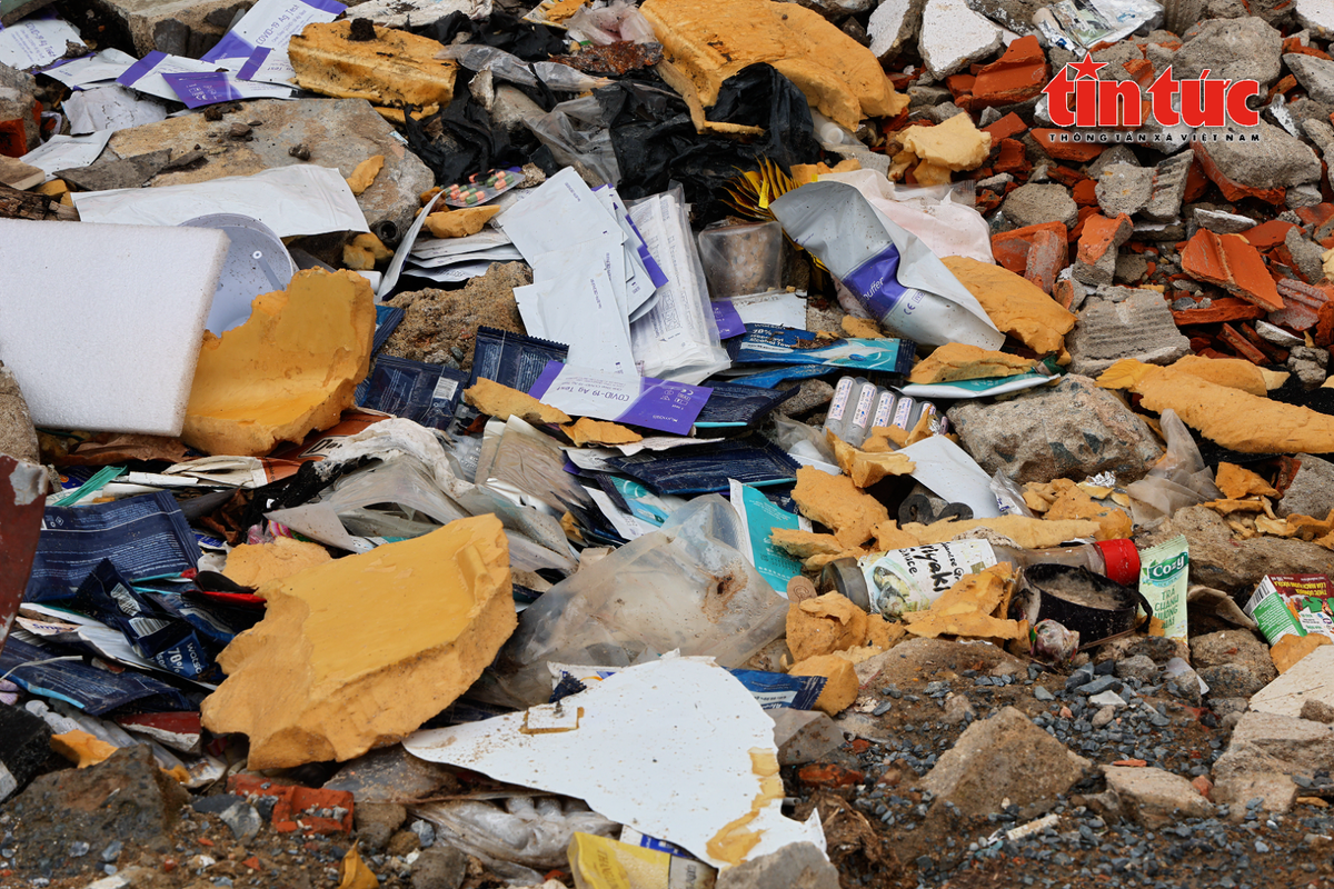 Rác thải y tế, thậm chí cả kim tiêm xuất hiện tràn lan trên vỉa hè, tiềm ẩn nguy cơ lây nhiễm bệnh.