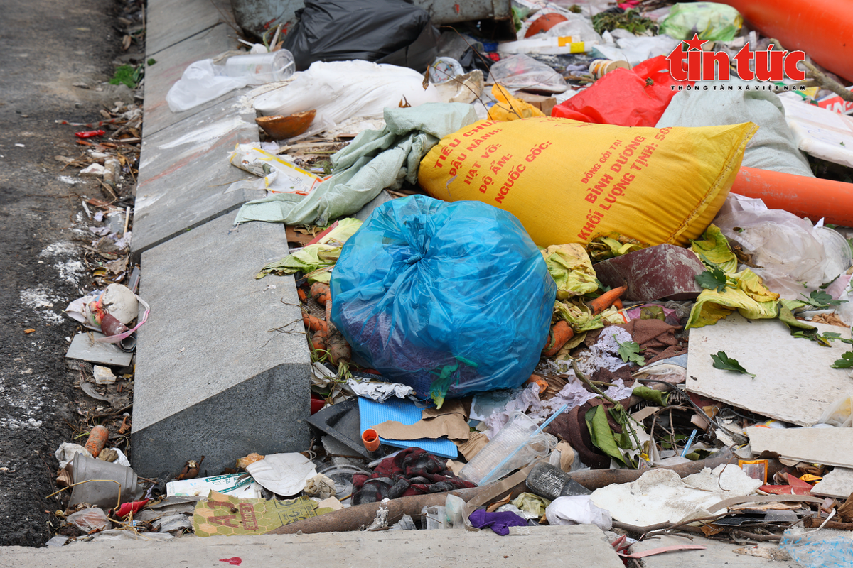 Vỉa hè tuyến đường Hoàng Hoa Thám đang biến thành bãi rác, ảnh hưởng nghiêm trọng đến môi trường và cảnh quan đô thị.
