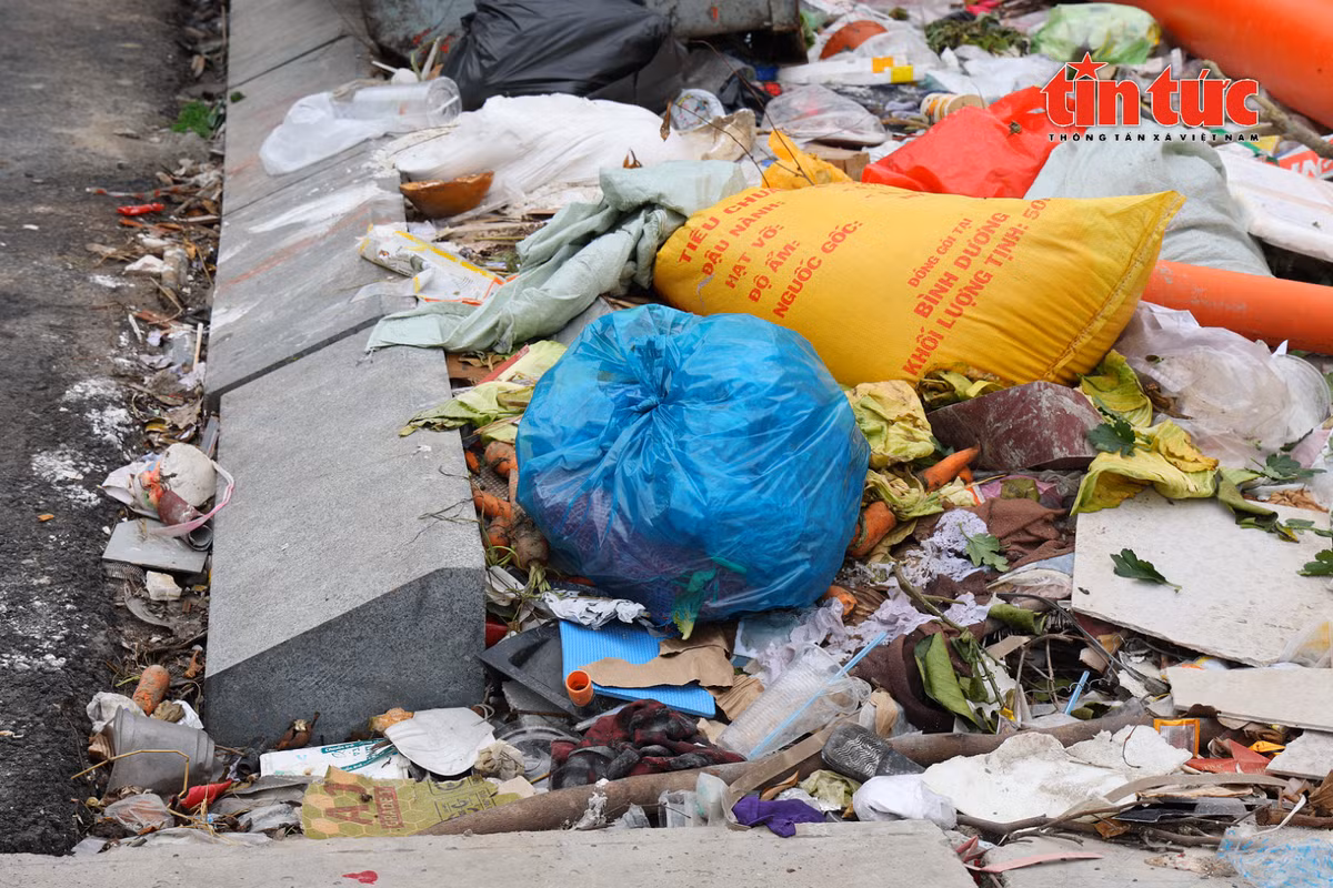 Vỉa hè tuyến đường Hoàng Hoa Thám đang biến thành bãi rác, ảnh hưởng nghiêm trọng đến môi trường và cảnh quan đô thị.