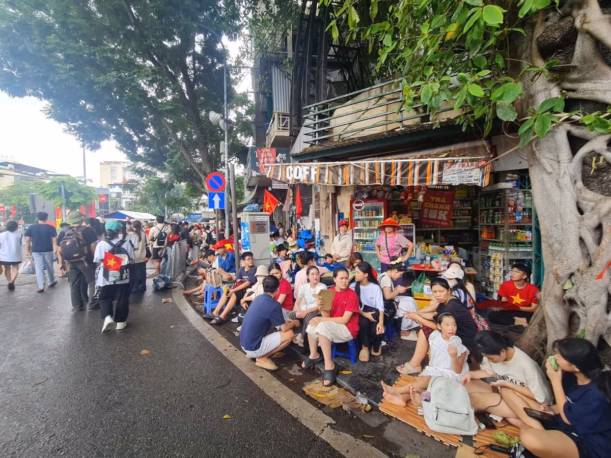 Trời thi thoảng lại đổ mưa, may mắn nếu có được chỗ ngồi có mái che.