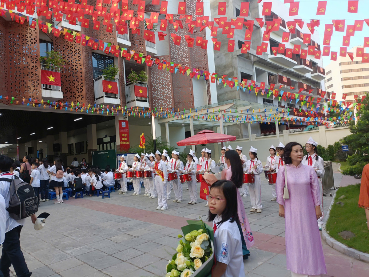 Đội nghi thức của nhà trường rộn ràng tiếng trống, tiếng kèn chào đón các vị khách quý, các thầy cô, học sinh... về dự lễ khai giảng năm học mới.