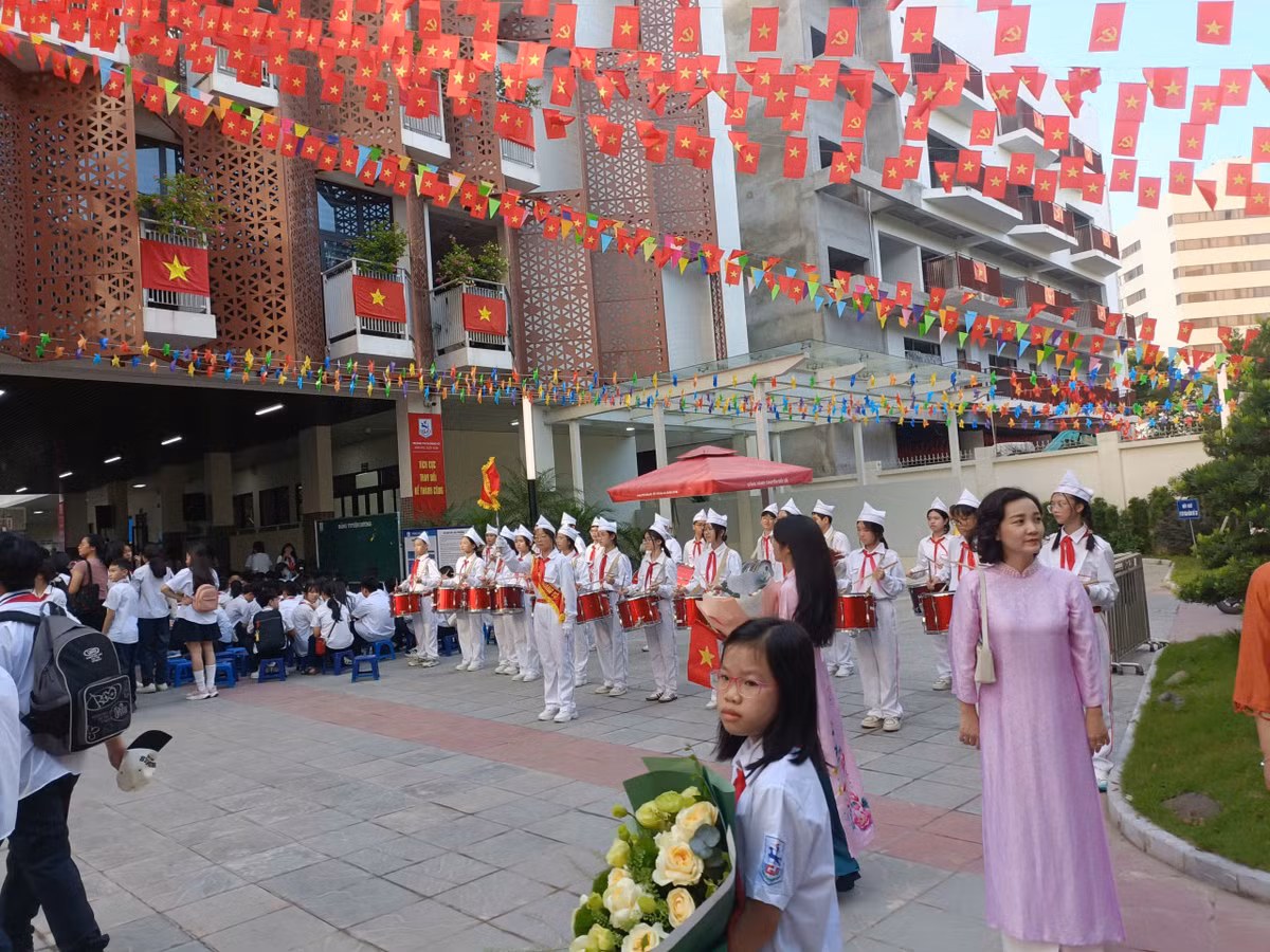 Đội nghi thức của nhà trường rộn ràng tiếng trống, tiếng kèn chào đón các vị khách quý, các thầy cô, học sinh... về dự lễ khai giảng năm học mới.
