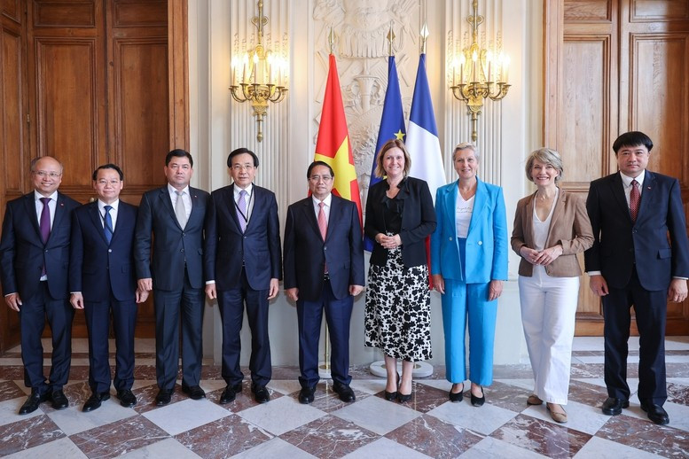Thủ tướng Phạm Minh Chính và Chủ tịch Quốc hội Pháp Yael Braun-Pivet cùng lãnh đạo các bộ, ngành hai nước - Ảnh: VGP/Nhật Bắc