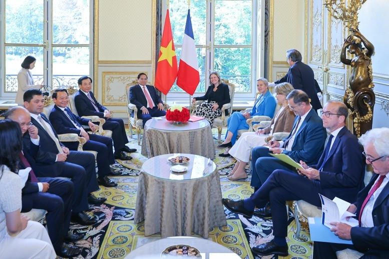 Hai nhà lãnh đạo cùng nhìn lại những kết quả quan trọng trong quan hệ hợp tác tốt đẹp, nhất là trong các hoạt động trao đổi đoàn, tiếp xúc giữa hai Quốc hội - Ảnh: VGP/Nhật Bắc