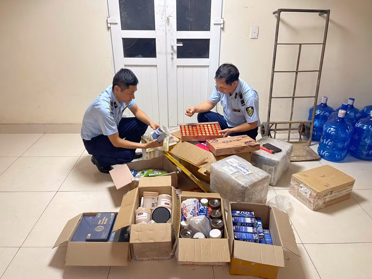 Đội QLTT số 1 kiểm đếm tang vật tạm giữ.