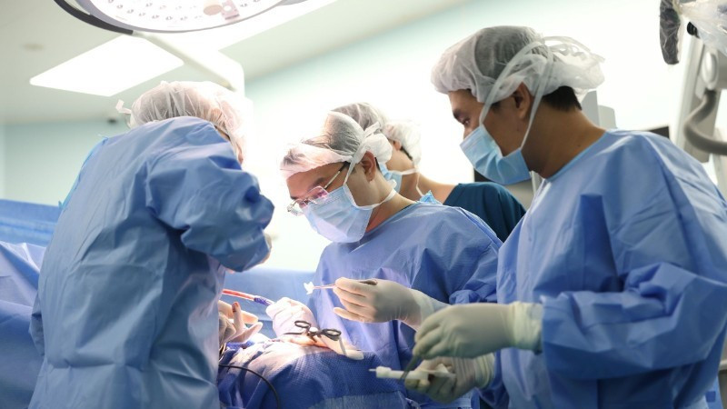 Bác sĩ can thiệp cho người bệnh.