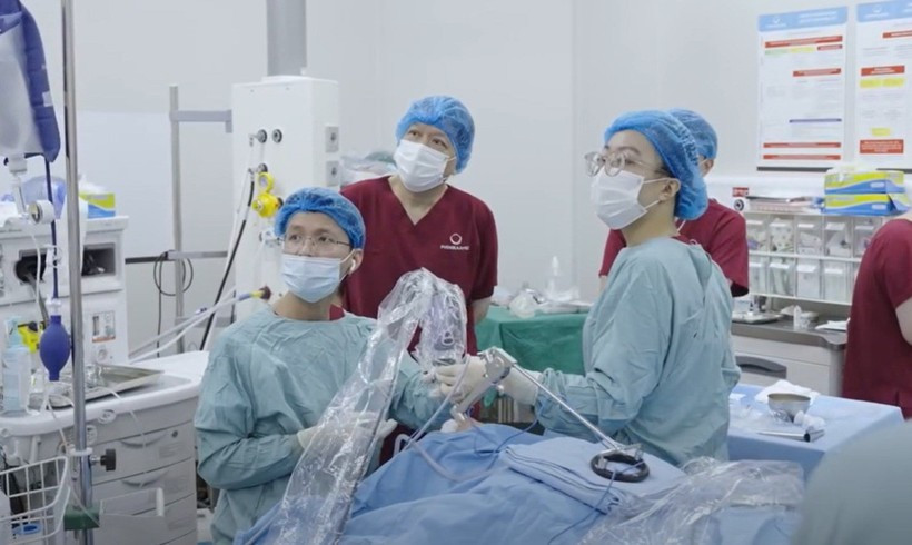 Các bác sĩ phẫu thuật cho bệnh nhân. Ảnh BV/Nguồn nhandan.vn