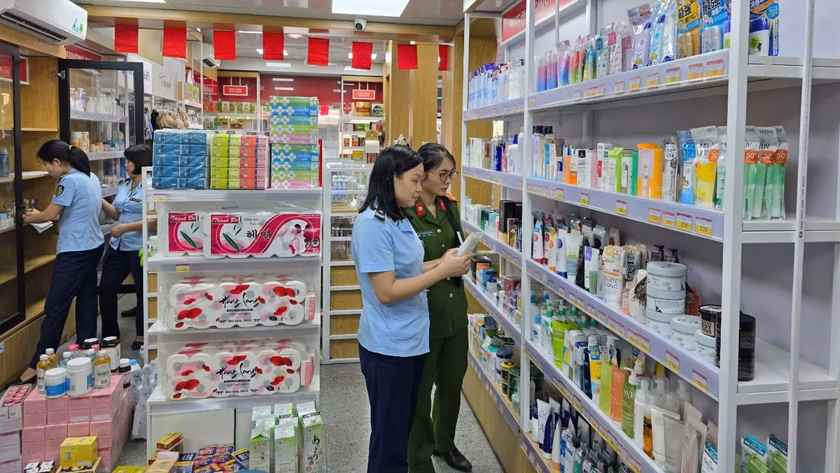 Một số hình ảnh Đoàn kiểm tra đang kiểm tra đối với Hộ kinh doanh V.B.N.S