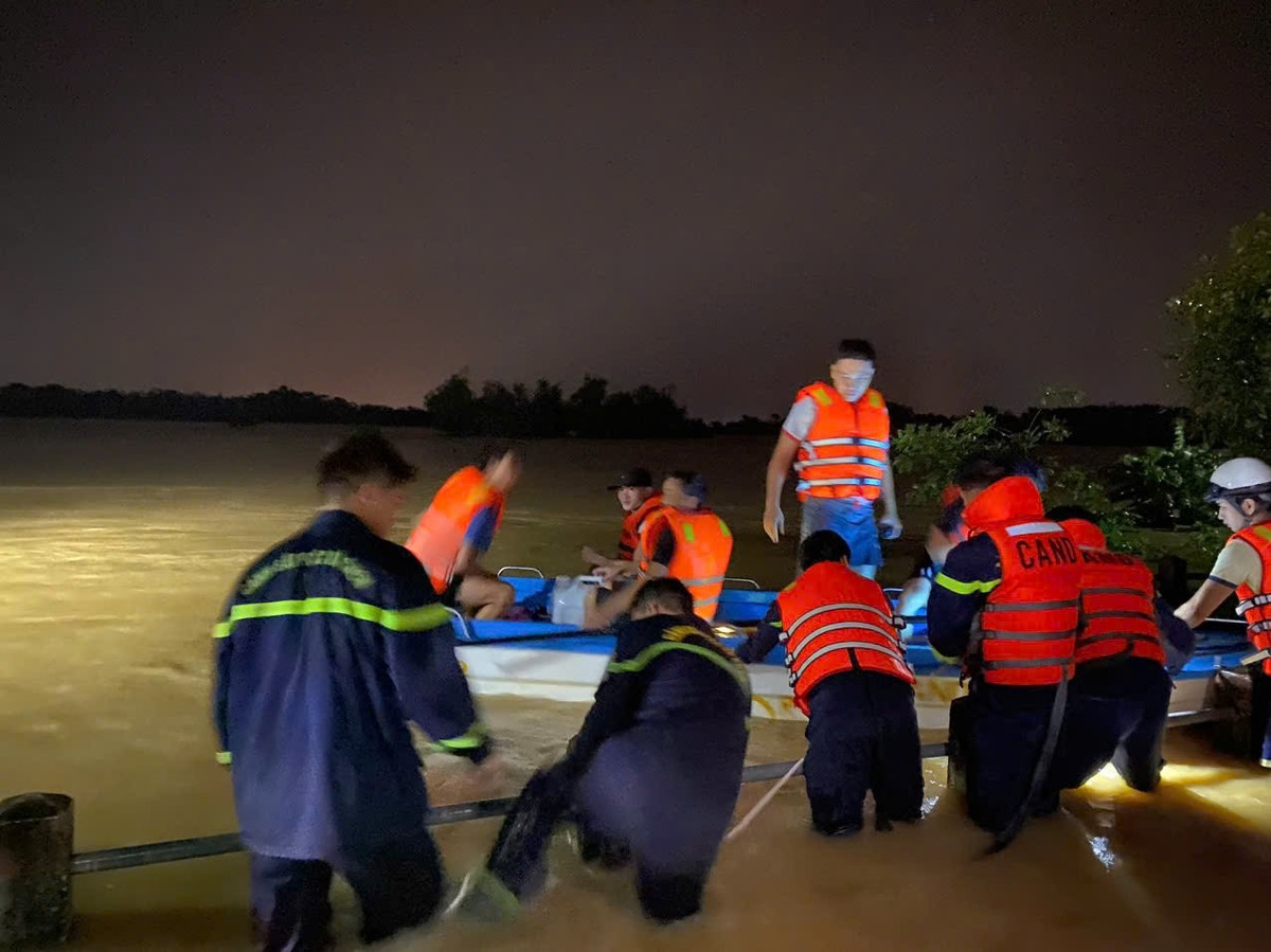 Lực lượng công an giải cứu 4 người bị lũ cô lập khi đi bắt dế bên sông Hiếu. Ảnh: N.V