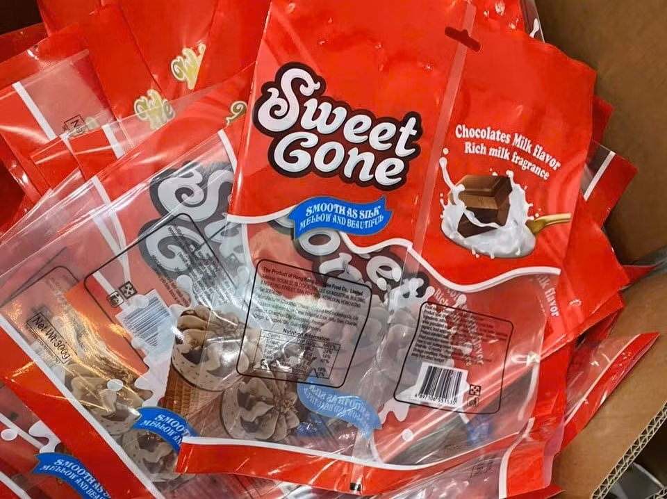 Sản phẩm kẹo giả đóng mác nước ngoài được cơ quan chức năng thu giữ. Ảnh: TD/HNM