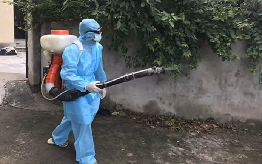 Phun thuốc phòng bệnh sốt xuất huyết trên địa bàn thành phố. Ảnh: vtv.vn