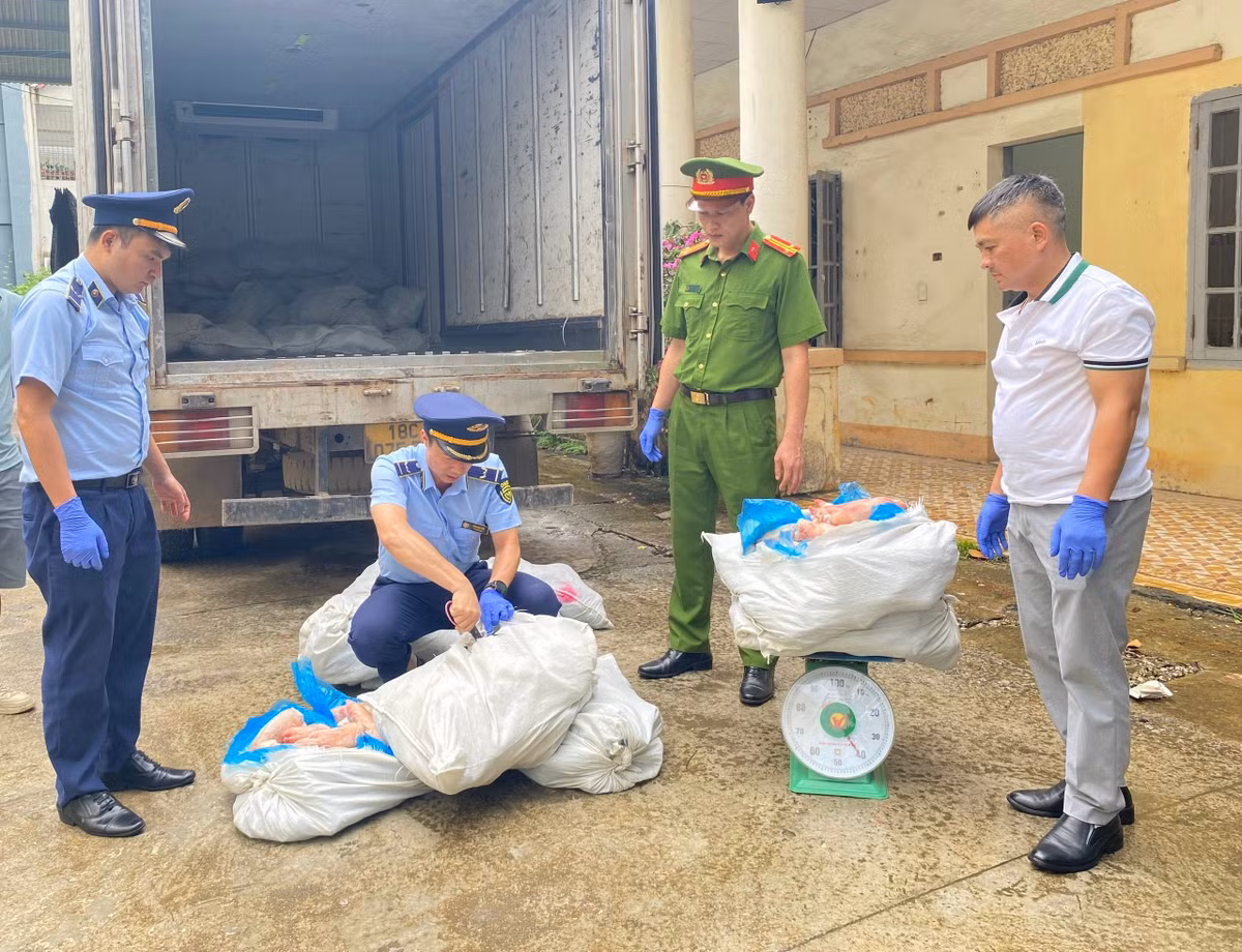 Lực lượng chức năng kiểm tra hàng hóa vi phạm/Ảnh DMS