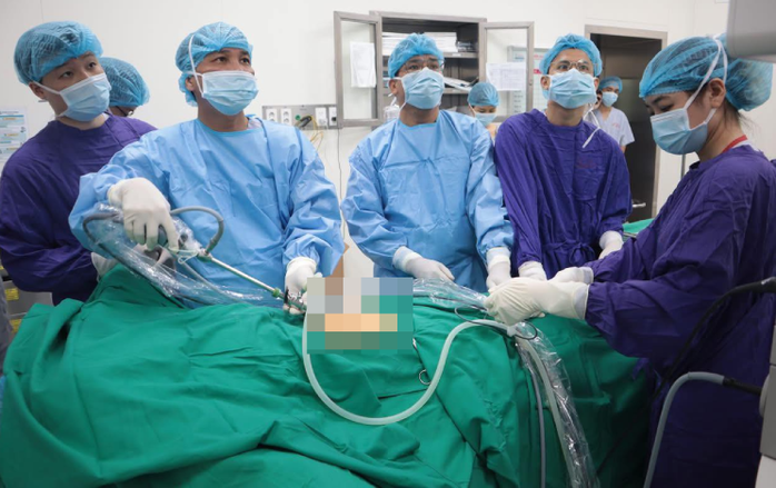 Bác sĩ thực hiện ca phẫu thuật tiết niệu cho bệnh nhân/ Ảnh: BSCC