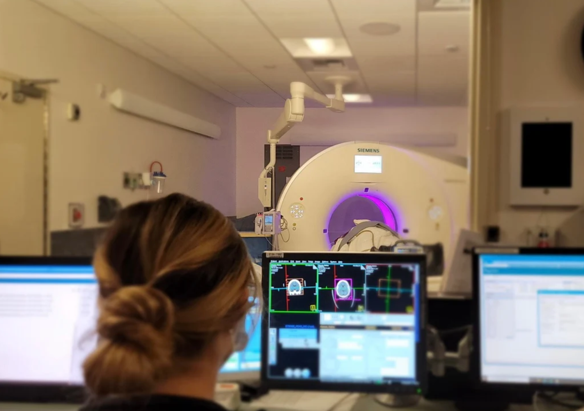 Các chuyên gia quốc tế đang cảnh báo về nguy cơ phơi nhiễm bức xạ ion hóa tích lũy - yếu tố có thể làm tăng rủi ro ung thư trong dài hạn/Ảnh daibieunhandan.vn