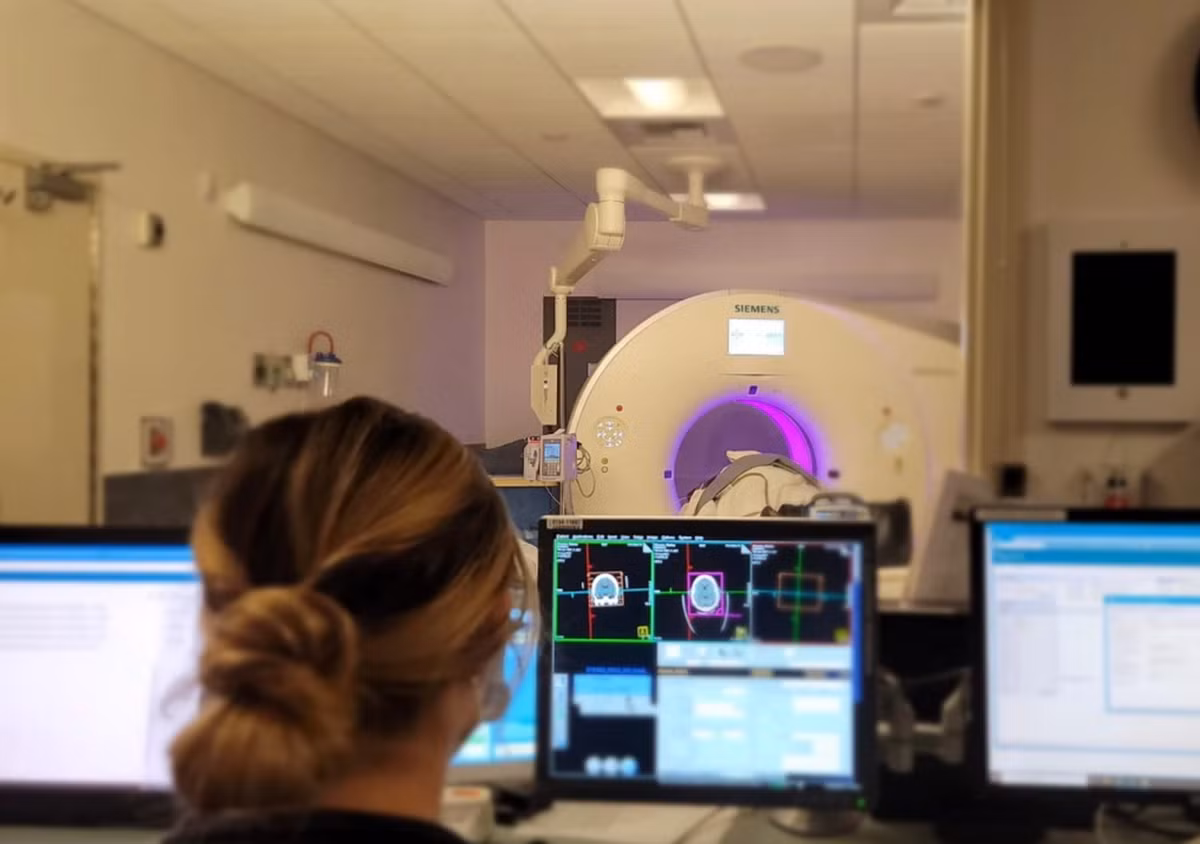 Các chuyên gia quốc tế đang cảnh báo về nguy cơ phơi nhiễm bức xạ ion hóa tích lũy - yếu tố có thể làm tăng rủi ro ung thư trong dài hạn/Ảnh daibieunhandan.vn