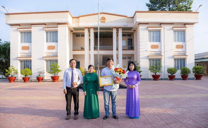 Chính quyền địa phương đã trao tặng giấy khen cho anh Nguyễn Hoàng Duy tại lễ chào cờ đầu tuần của xã Tân Thành. Ảnh NLĐ