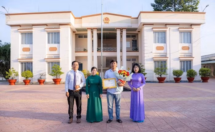 Chính quyền địa phương đã trao tặng giấy khen cho anh Nguyễn Hoàng Duy tại lễ chào cờ đầu tuần của xã Tân Thành. Ảnh NLĐ