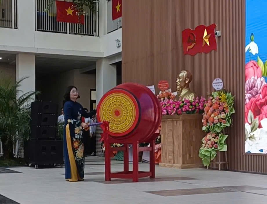 Năm học mới đã bắt đầu, trong giờ phút trang trọng của giờ phút khai giảng đặc biệt này, cô Hiệu trưởng Tô Thị Hải Yến thay mặt Hội đồng giáo dục của nhà trường nêu lên thông điệp năm 2025-2026: Khuyến khích ý tưởng sáng tạo, đề cao tinh thần kết nối, sẵn sàng thay đổi để thành công".