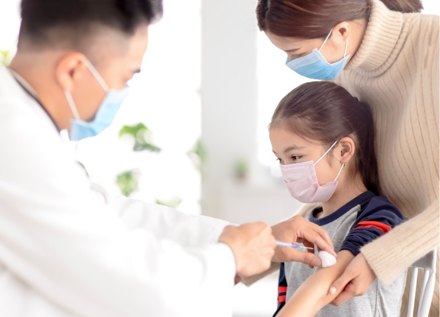 Cần tiêm vaccine phòng cúm hàng năm cho trẻ để tạo lá chắn miễn dịch phòng bệnh, ngăn ngừa biến chứng nặng. Ảnh vneconomy.vn