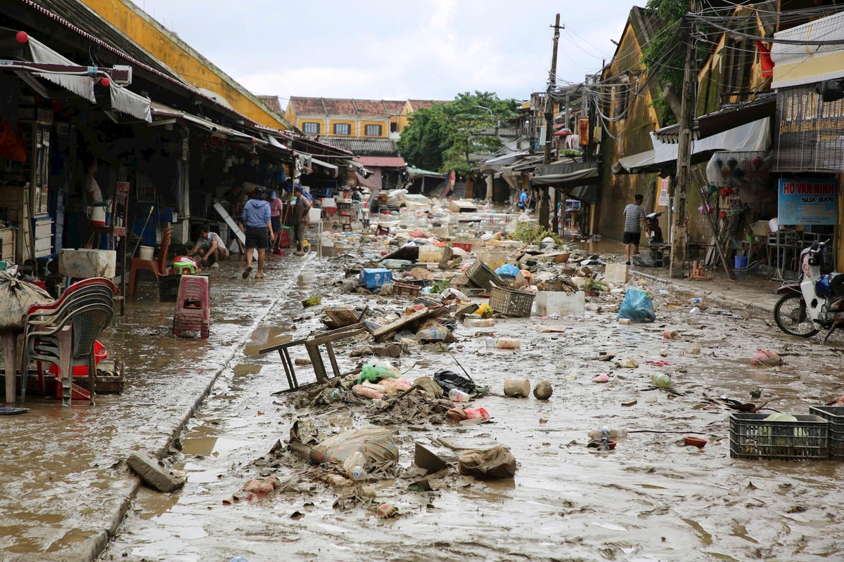 Nước lũ rút đi để lại bùn đất đặc quánh và rác chất đống nguy cơ gây bệnh. Ảnh congly.vn