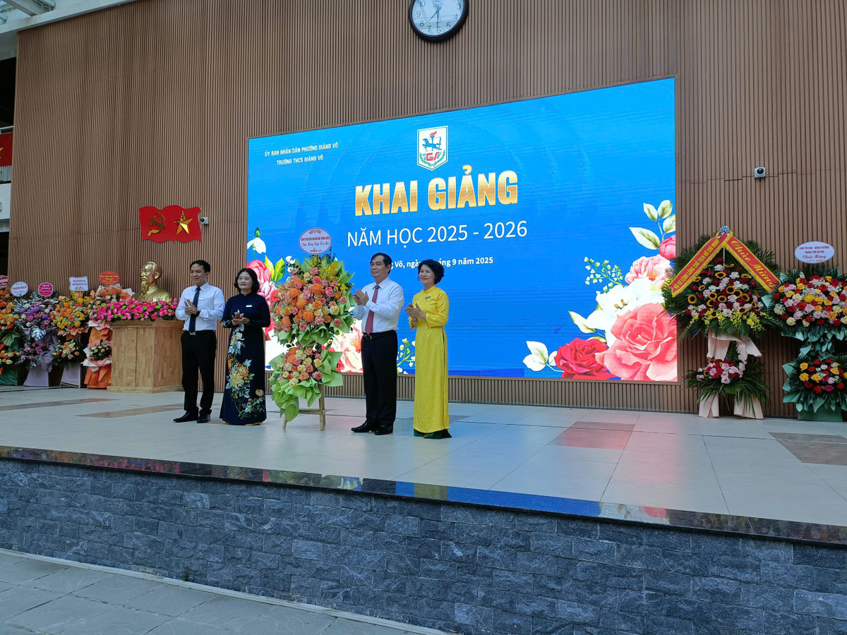 Nói với các thày cô, cô Hiệu trưởng bày tỏ: "Trong ngày khai giảng năm học mới, tôi muốn nhắc tới sứ mệnh to lớn của các thầy cô giáo, những người đóng vai trò mở đường đến tương lai cho tất cả học trò, lòng tốt, tinh thần cầu thị và niềm say mê khám phá vốn đã sẵn có trong mỗi con người. Việc của chúng ta là làm thế nào để khơi gợi, truyền cảm hứng giúp cho những phẩm chất tốt đẹp ấy ở học sinh được hiển lộ và phát triển".