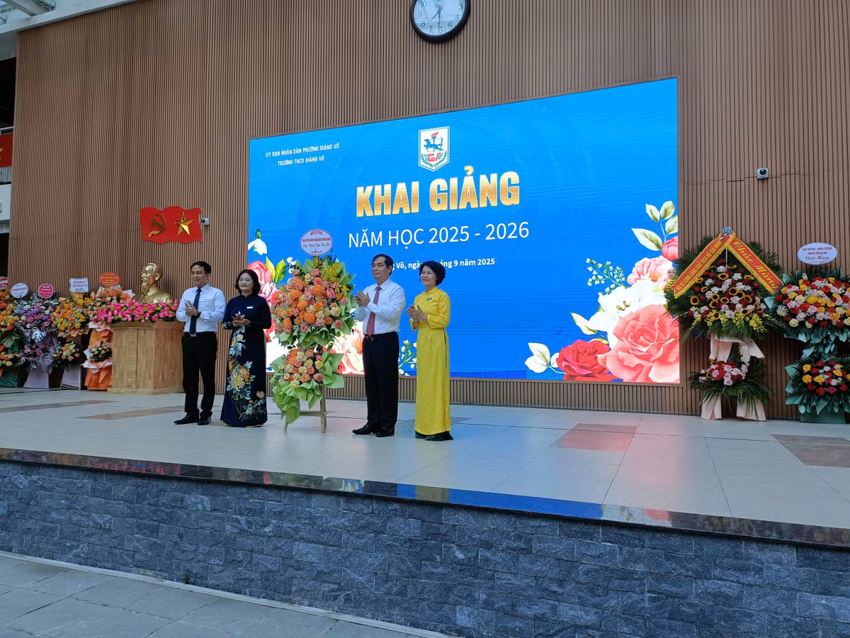 Nói với các thày cô, cô Hiệu trưởng bày tỏ: "Trong ngày khai giảng năm học mới, tôi muốn nhắc tới sứ mệnh to lớn của các thầy cô giáo, những người đóng vai trò mở đường đến tương lai cho tất cả học trò, lòng tốt, tinh thần cầu thị và niềm say mê khám phá vốn đã sẵn có trong mỗi con người. Việc của chúng ta là làm thế nào để khơi gợi, truyền cảm hứng giúp cho những phẩm chất tốt đẹp ấy ở học sinh được hiển lộ và phát triển".