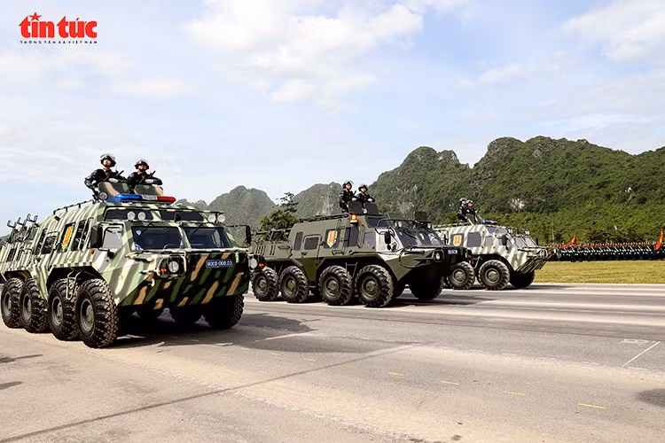 Xe thiết giáp đa năng của lực lượng Cảnh sát cơ động trang bị hỏa lực mạnh mẽ, phục vụ tác chiến đặc biệt.