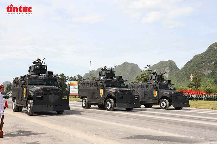 Dàn xe bọc thép hiện đại cùng các phương tiện chiến thuật tạo nên sức mạnh tổng hợp trong khối diễu binh.