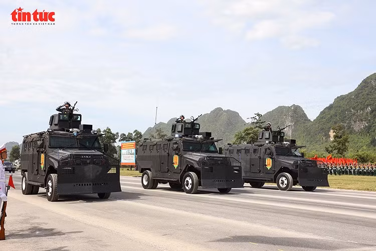 Dàn xe bọc thép hiện đại cùng các phương tiện chiến thuật tạo nên sức mạnh tổng hợp trong khối diễu binh.