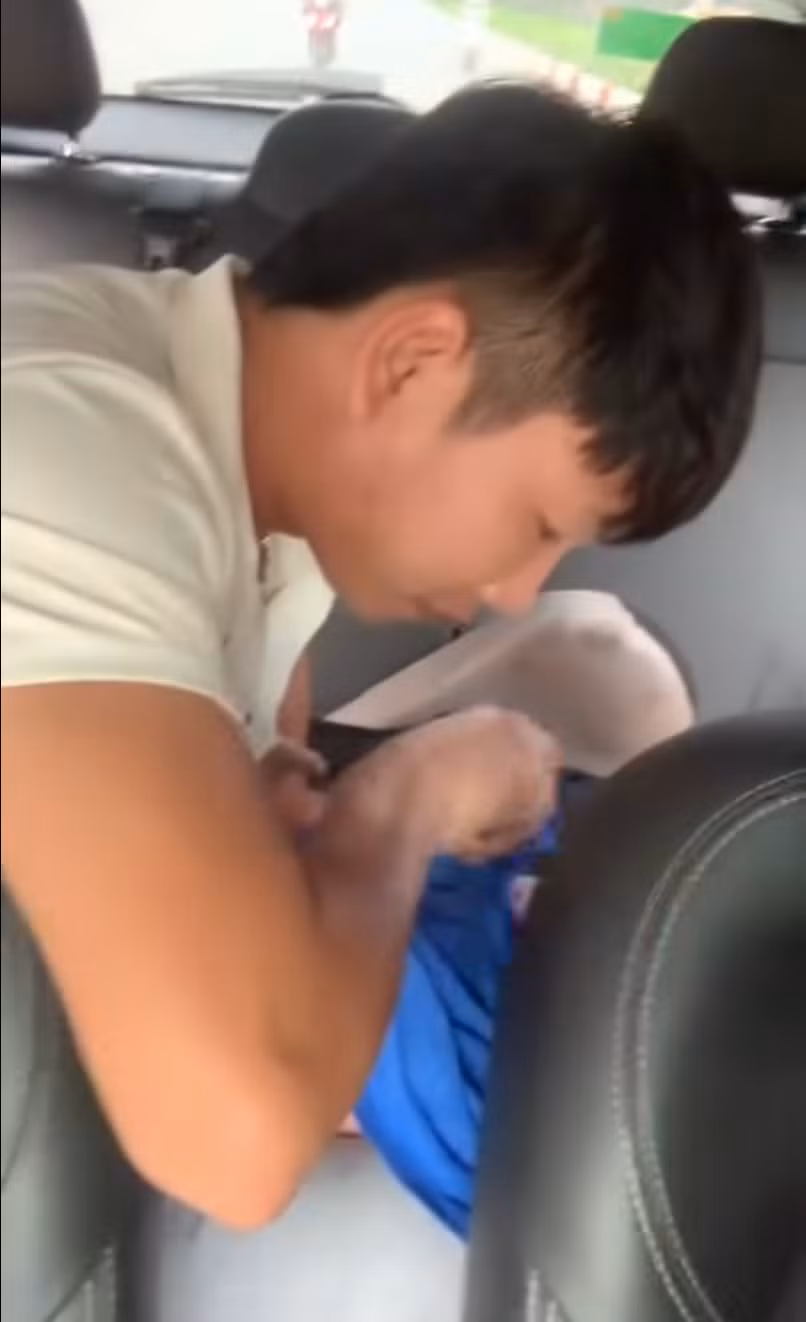 Hình ảnh người chồng hỗ trợ vợ sinh con trên xe taxi. (Hình ảnh cắt từ clip)/Nguồn daibieunhandan.vn