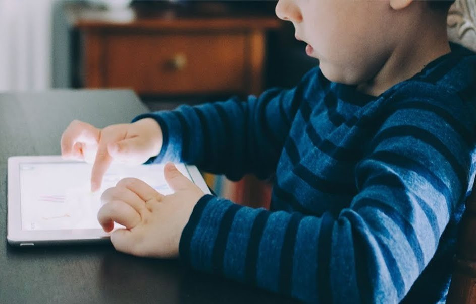 Trẻ nhỏ sinh hoạt không lành mạnh có thể là nguyên nhân gây ra bệnh Tics. Ảnh minh họa/Nguồn Internet