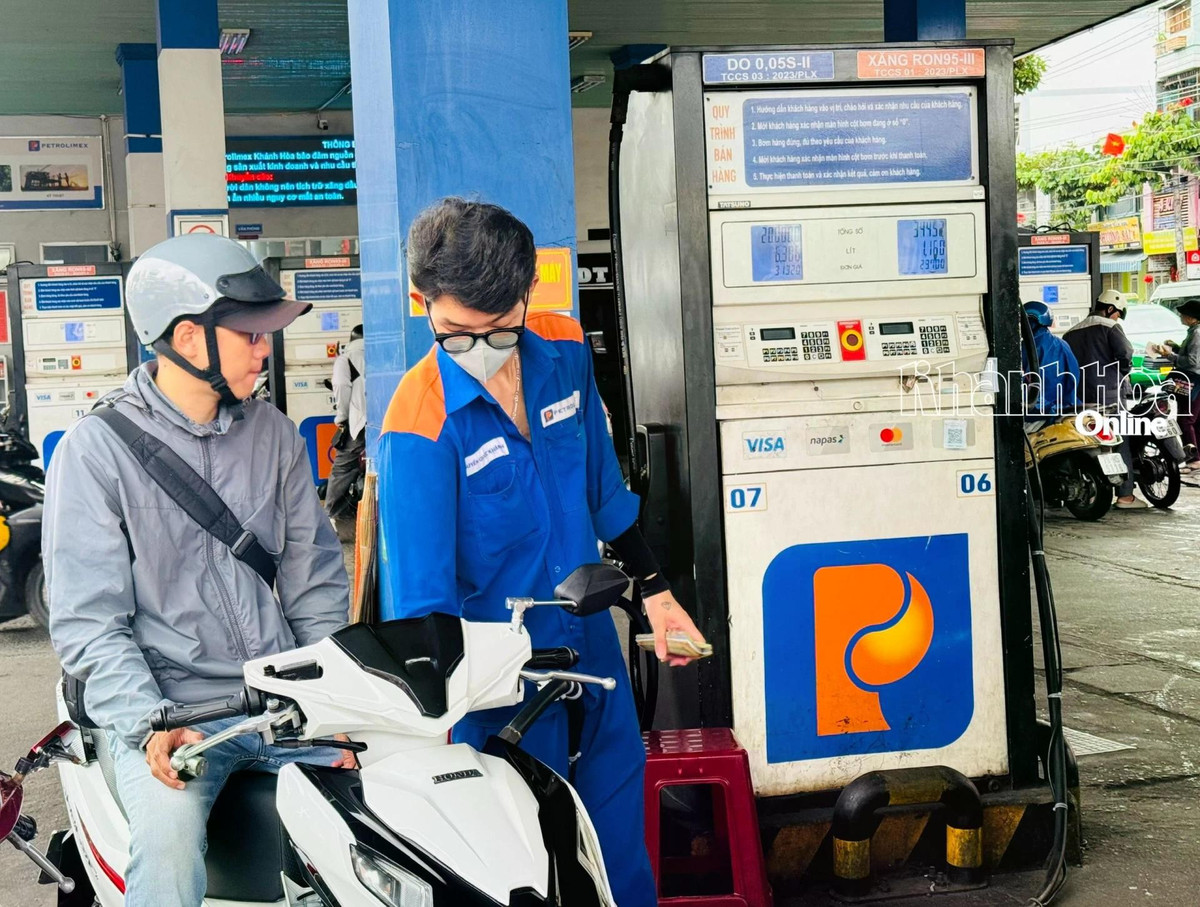 Người dân đổ xăng sáng 11-3. Ảnh baokhanhhoa.vn