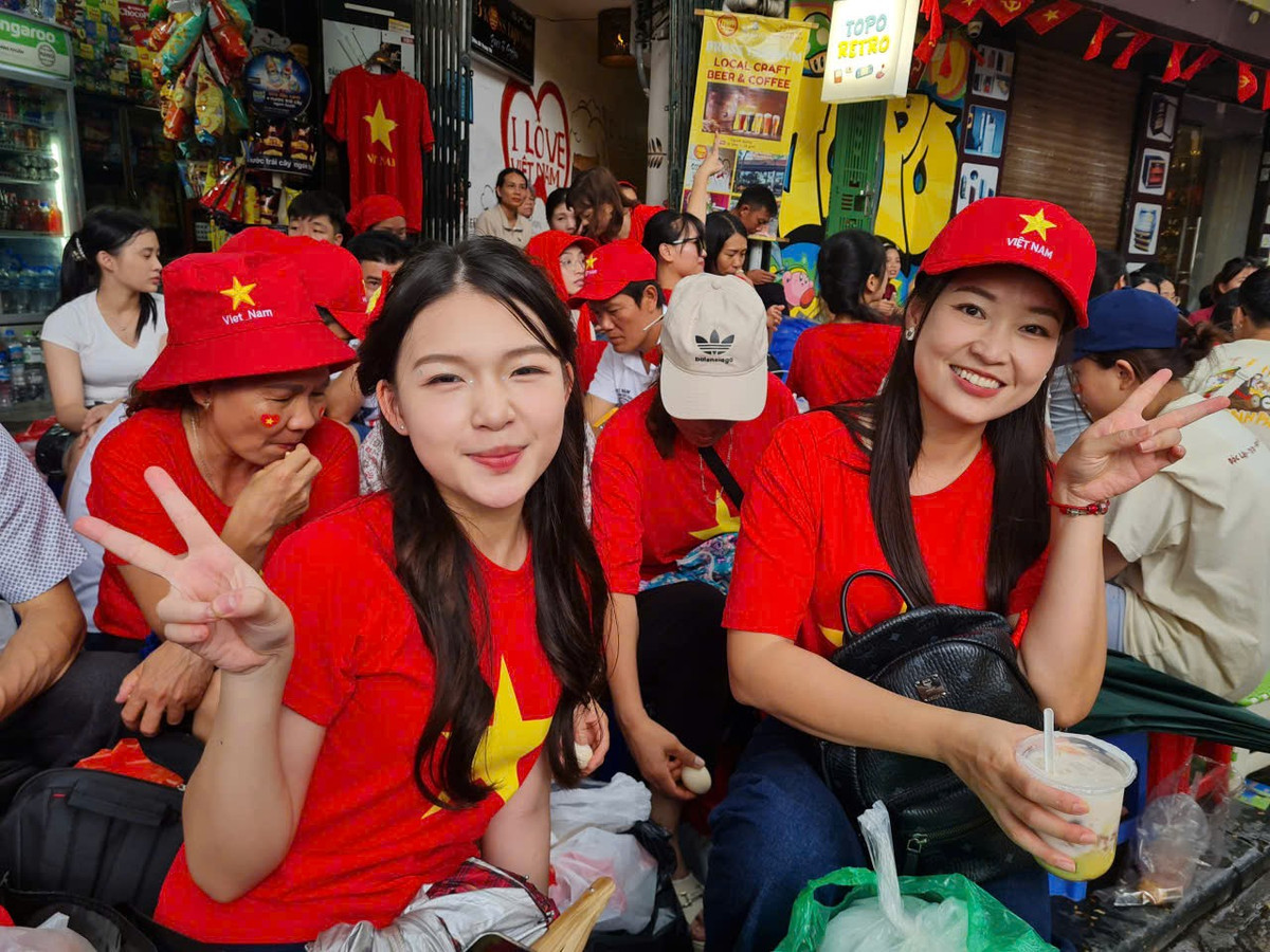 Từ trưa 1/9, người dân đã tập trung đông kín khu vực Tràng Thi - Tràng Tiền chờ xem diễu binh, diễu hành kỷ niệm 80 năm Cách mạng Tháng Tám thành công và Quốc khánh, dù sự kiện diễn ra vào sáng 2/9. Hai bạn trẻ đến từ Mỹ Đình xếp hàng từ lúc 7h sáng cho biết, rất háo hức trước ngày lễ lớn của đất nước.