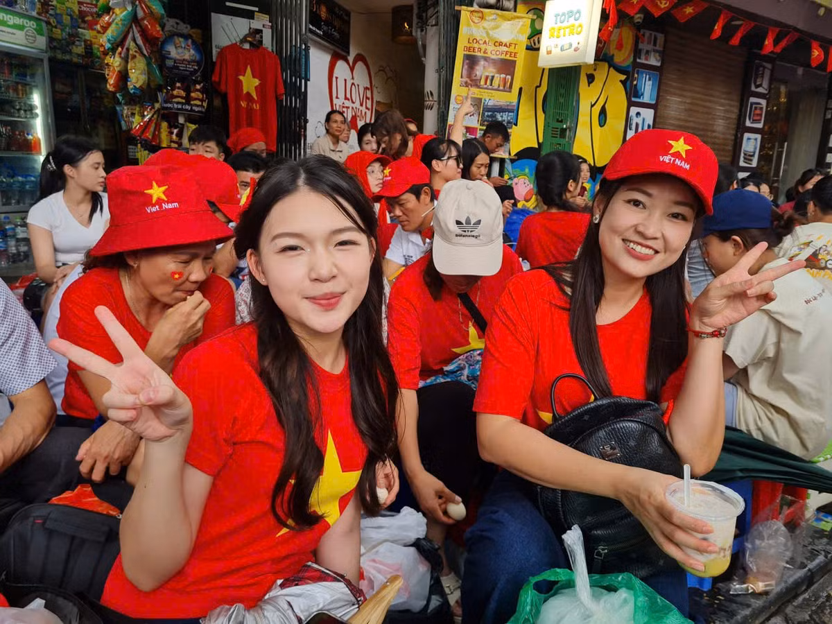 Từ trưa 1/9, người dân đã tập trung đông kín khu vực Tràng Thi - Tràng Tiền chờ xem diễu binh, diễu hành kỷ niệm 80 năm Cách mạng Tháng Tám thành công và Quốc khánh, dù sự kiện diễn ra vào sáng 2/9. Hai bạn trẻ đến từ Mỹ Đình xếp hàng từ lúc 7h sáng cho biết, rất háo hức trước ngày lễ lớn của đất nước.