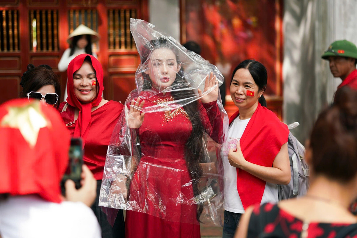 Ngân 98 gây chú ý trên phố đi bộ hồ Gươm sáng 31/8 khi chụp ảnh theo &quot;trend búp bê&quot;. Ảnh: Linh Huỳnh.