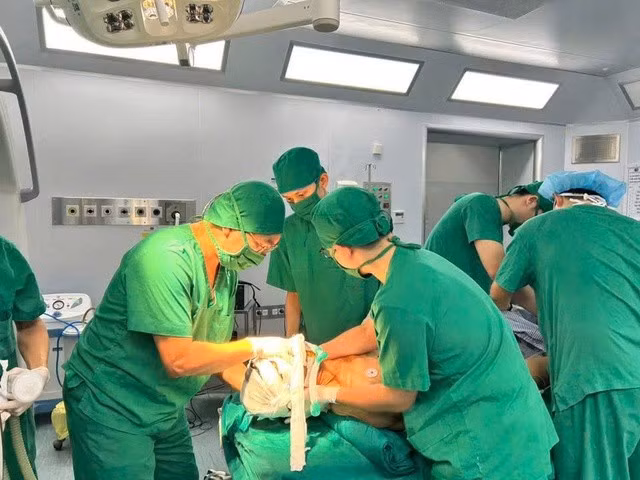 Các bác sĩ đang phẫu thuật cho bệnh nhân bị trật đốt sống cổ phức tạp, hiếm gặp.